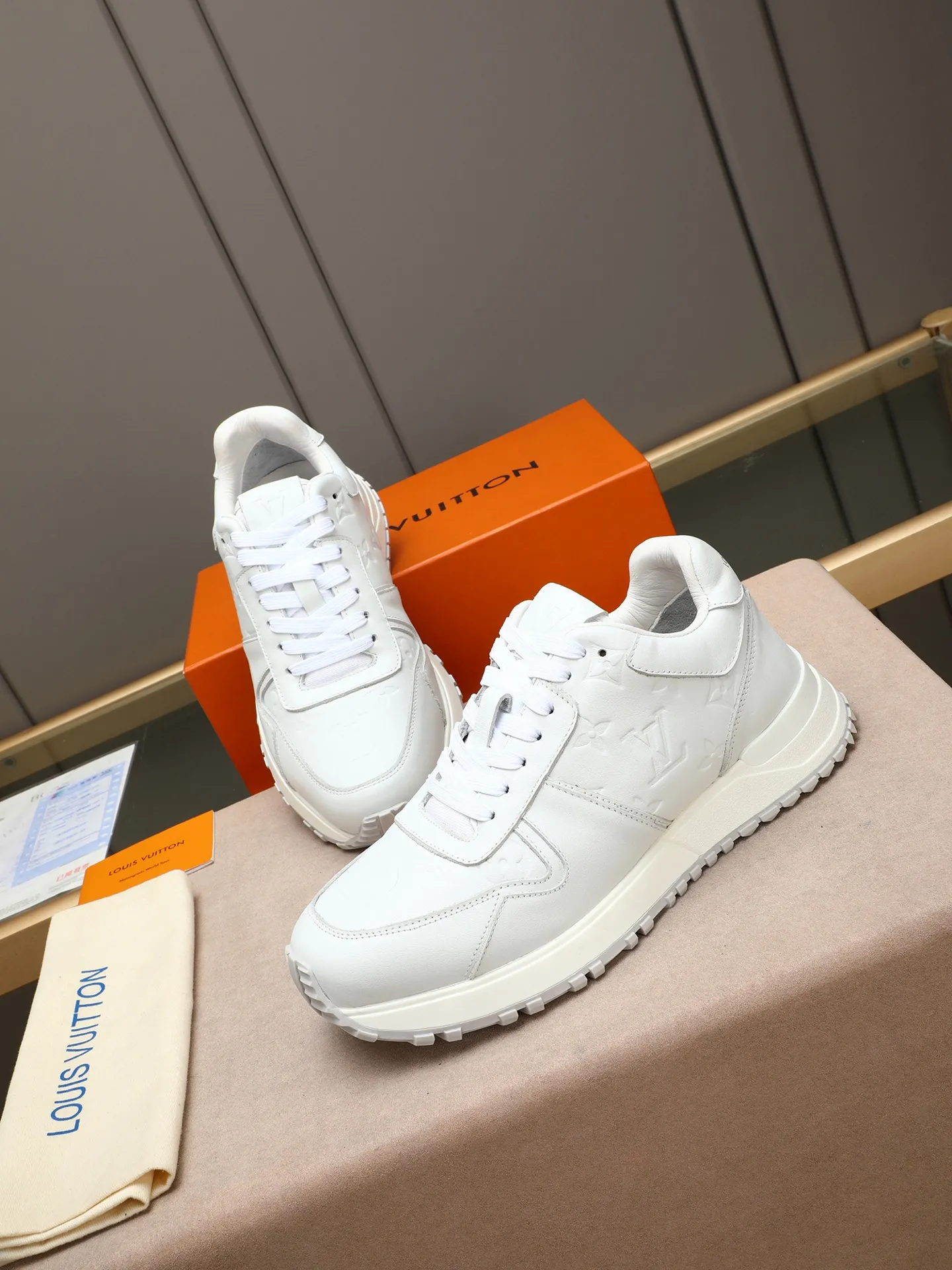 Men's Shoes 💰660 L The Run Away Maxi sneaker debuts in the 2025 collection and continues the iconic design of the Run Away sneaker. The smooth cowhide leather upper features contrasting LV lettering and Vuitton logos, and a lightweight rubber wedge outsole evokes running shoe construction. High level of comfort. Looks good, wears well and matches well. Worth buying! 7 color selection size: 39-44 (45 customized)